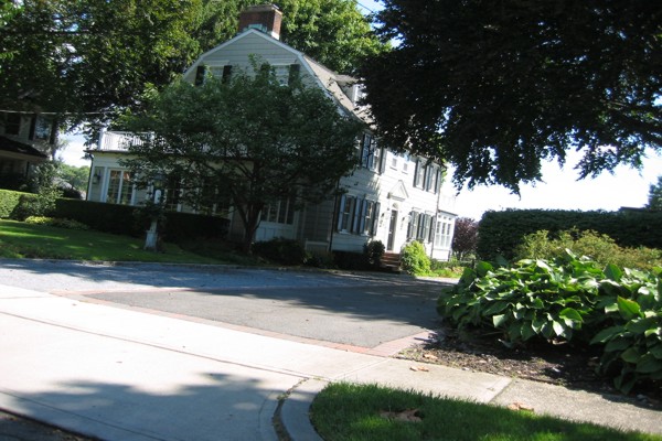 ../image/joan's reunion,amityville house 9,2005 086.jpg